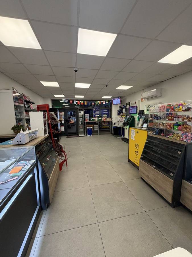 L'entrée de la boutique, le comptoir Relais Poste et les confiseries