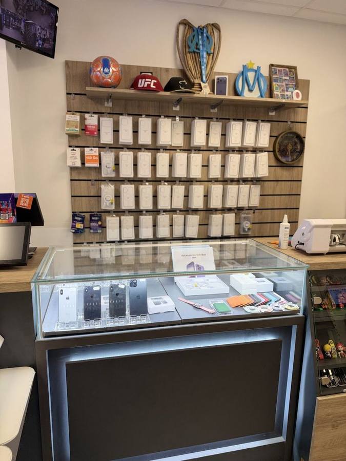 L'espace téléphonie : mur d'accessoires et vitrine