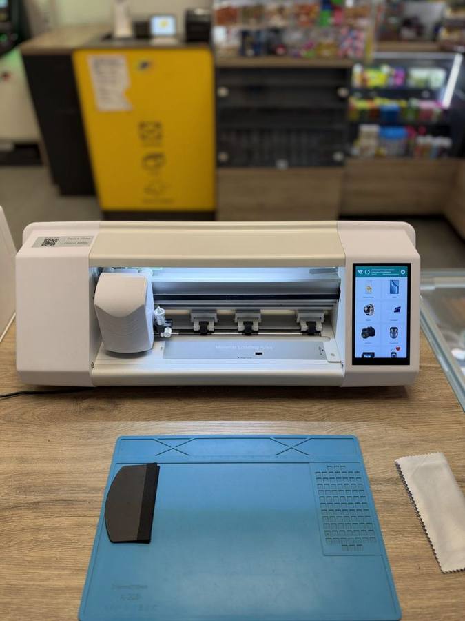 La machine de découpe de film hydrogel au comptoir de la boutique