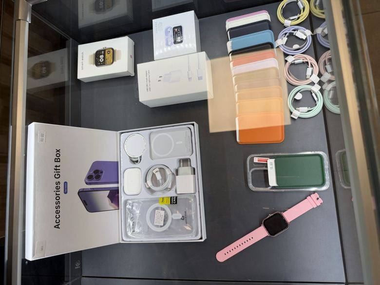 Vitrine d'accessoires : coffret, câbles, coques et montre connectée