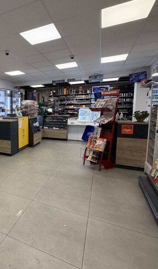 Vue de la boutique : comptoirs, rayon presse et caisse